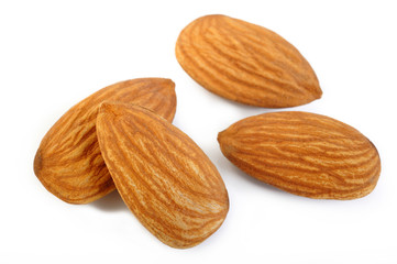 Obraz na płótnie Canvas raw almond nuts isolated on white background