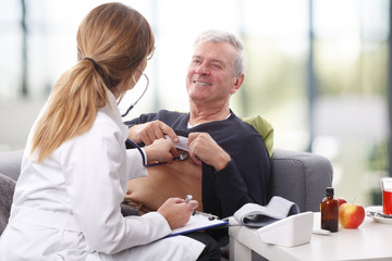 Obraz premium Female doctor and senior patient