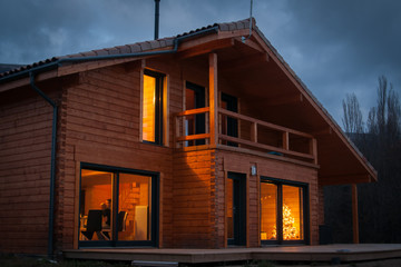 chalet en bois éclairé