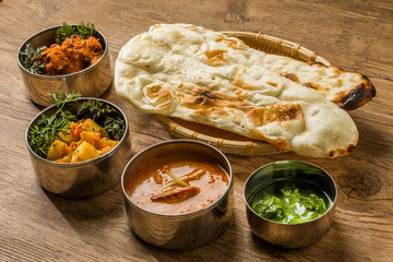 典型的なインドのカレーとナン Typical Indian curry set