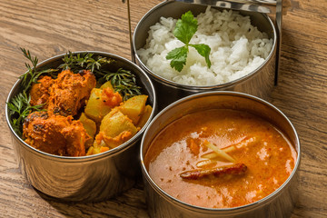 典型的なインドのカレー弁当　 Indian curry and chicken lunch