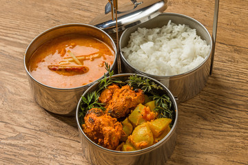 典型的なインドのカレー弁当　 Indian curry and chicken lunch
