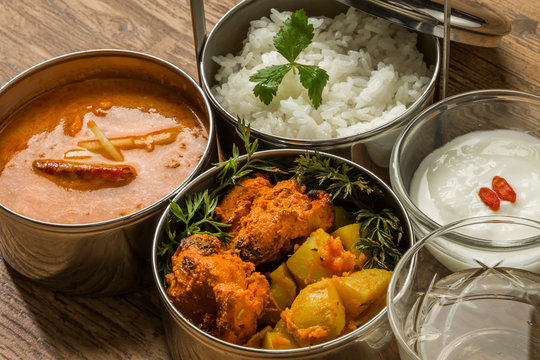 典型的なインドのカレー弁当　 Indian curry and chicken lunch