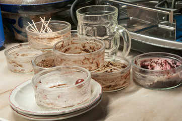 Gebrauchtes Geschirr nach einer Party