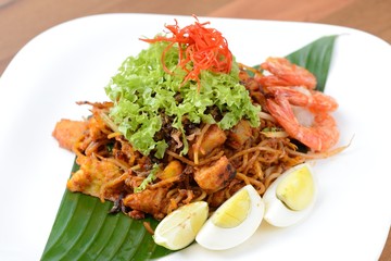 Stir-Fried noodles with prawns and egg