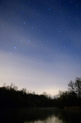 Fototapeta premium nocna rzeka pod gwiazdami