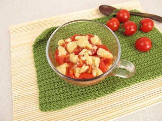 Tassencrumble mit Tomaten und Parmesan-Crumbles aus der Mikrowelle