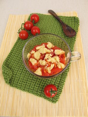 Tassencrumble mit Tomaten und Parmesan-Crumbles aus der Mikrowelle