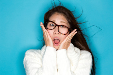 驚く女性