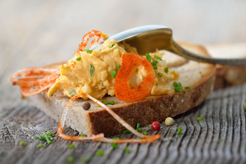 Bayerischer Obazter mit Paprika-Zwiebelringen auf rustikalem Bauernbrot