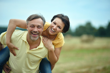 Obraz premium couple in summer field