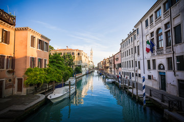 Fototapeta na wymiar Little canal in Venice