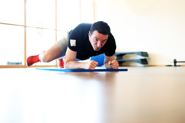 Fitnesstrainer bei Workout