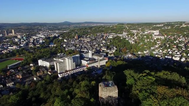 Flug &uuml;ber die Ruine Kalsmunt in Wetzlar mit Blick auf die Stadt