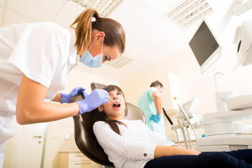 Obraz premium Young girl getting her dental checkup