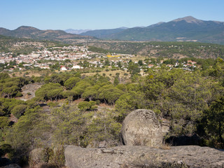 Fototapeta premium Cadalso de los Vidrios y Sierra de Gredos