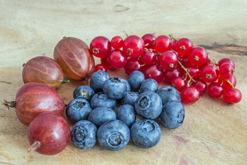 Gemischte Beeren auf Holzbrett