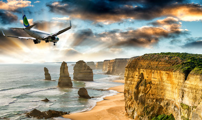 Aircraft over Twelve Apostles, The Great Ocean Road. Tourism con