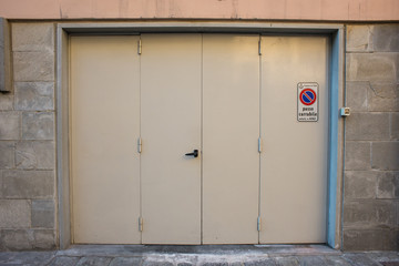 Porta garage grigio, basculante