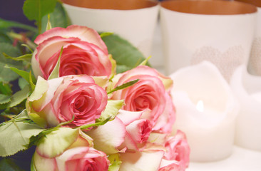 Obraz na płótnie Canvas pink roses and candle light (soft focus,lens blur) 