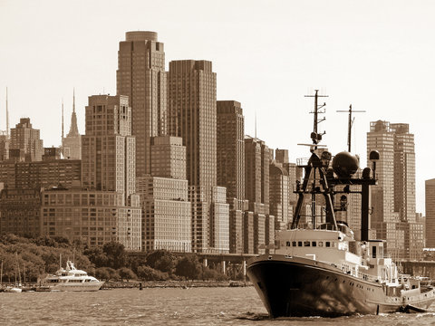 Sepia getöntes Bild von einem Schiff vor der Skyline von Manhattan, USA