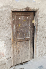 eski antika ahşap kapı, harabe olmuş ev kapısı kahverengi renklerde duvar dokusu retro