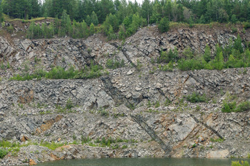 Отвесная стена карьера по добыче камня.
