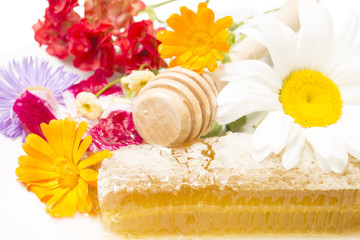 Obraz na płótnie Canvas Honeycomb with flowers
