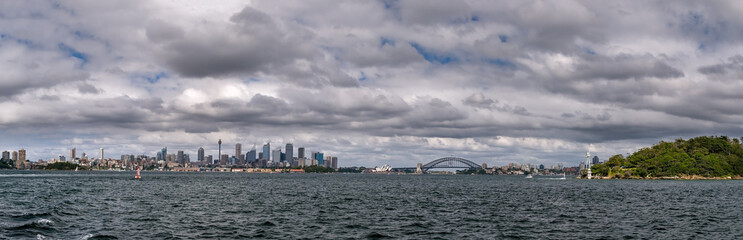 Fototapeta na wymiar Skyline von Sydney vom Wasser aus