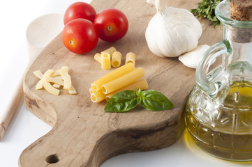 ingredients to cook a pasta with tomato sauce and extra virgin olive
