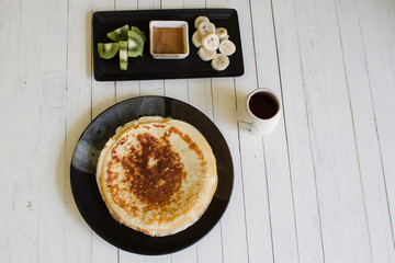 Pancakes with honey and fruit