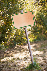 Ein schiefes unbeschriftetes Schild an einem Eisenpfahl