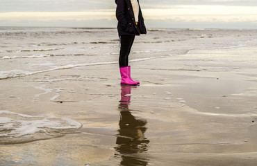 Pinke Gummistiefel an der Nordsee