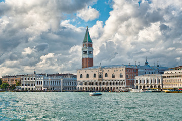 Obraz na płótnie Canvas Dramatic clouds above the Doges Palace, Venice