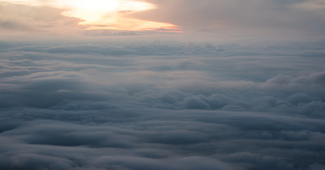 Fototapeta na wymiar Sunrise over the cloud in early dawn