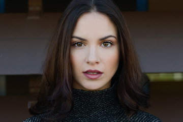 Obraz premium Beautiful young woman looking at camera with intense look