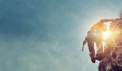 Foto auf Acrylglas Bergsteigen Mann Bergsteigen mit einem Sunburst