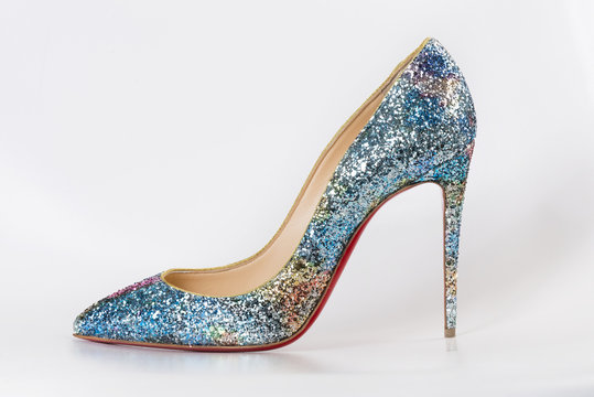 Wysokie buty na obcasie, szpilki lśniące diamentowo w odcieniach niebieskich