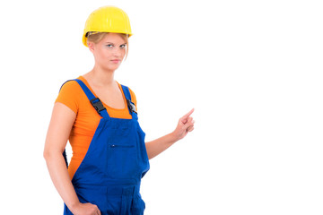 frau im blaumann und helm zeigt auf werbetafel