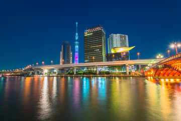 Fototapeta na wymiar View of Tokyo skyline from Sumida river 