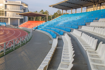 Трибуны для зрителей на легкоатлетическом стадионе.