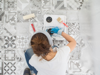 Woman paint wall at home.

 - obrazy, fototapety, plakaty