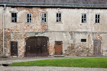 Fototapeta na wymiar der alte Schlosshof in Strehla als historische Ruine