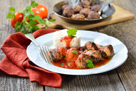 Knusprig gebratene Hackfleischb&auml;llchen mit Tomatensauce und Basmatireis