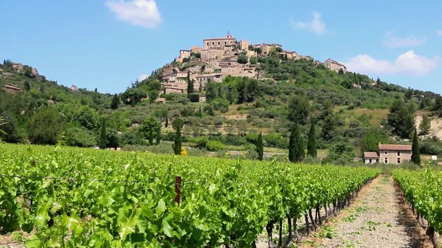Le village de Gordes sur sa colline