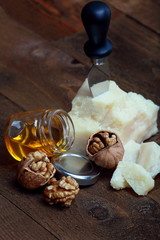 Parmigiano , noci e miele