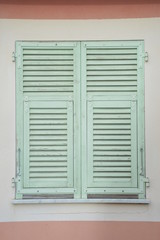 geschlossener gruener Fensterladen