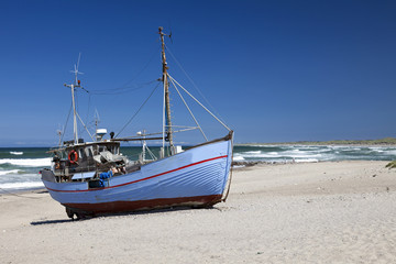 Fischkutter am Strand von Nørre Vorupør,  Nordsee, Thy, Nordjütland, Jütland, Dänemark, Europa