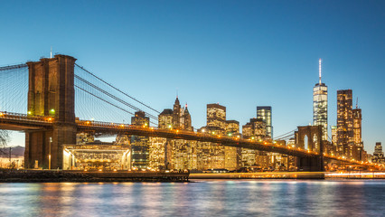 Fototapeta na wymiar Manhattan Bridge at Sunset