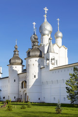 Fototapeta na wymiar Holy Gates, the Resurrection Church and wall of the Kremlin of the Rostov Veliky, Russia
